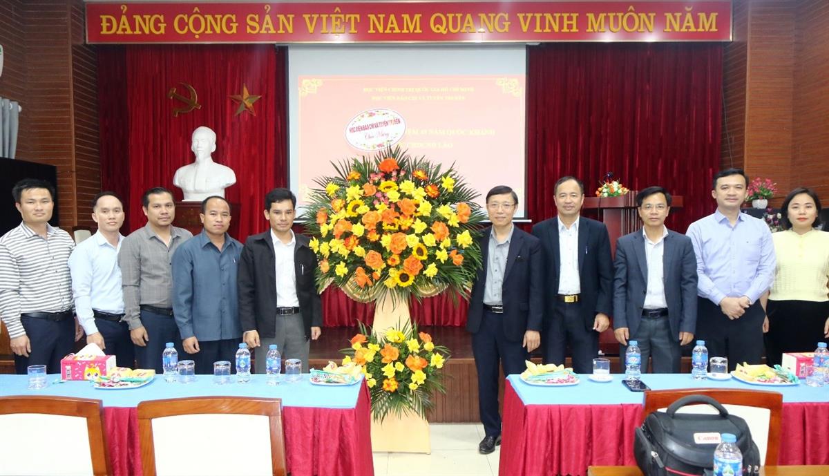 Gặp mặt, chúc mừng nhân kỷ niệm 49 năm ngày Quốc khánh Nước CHDCND Lào