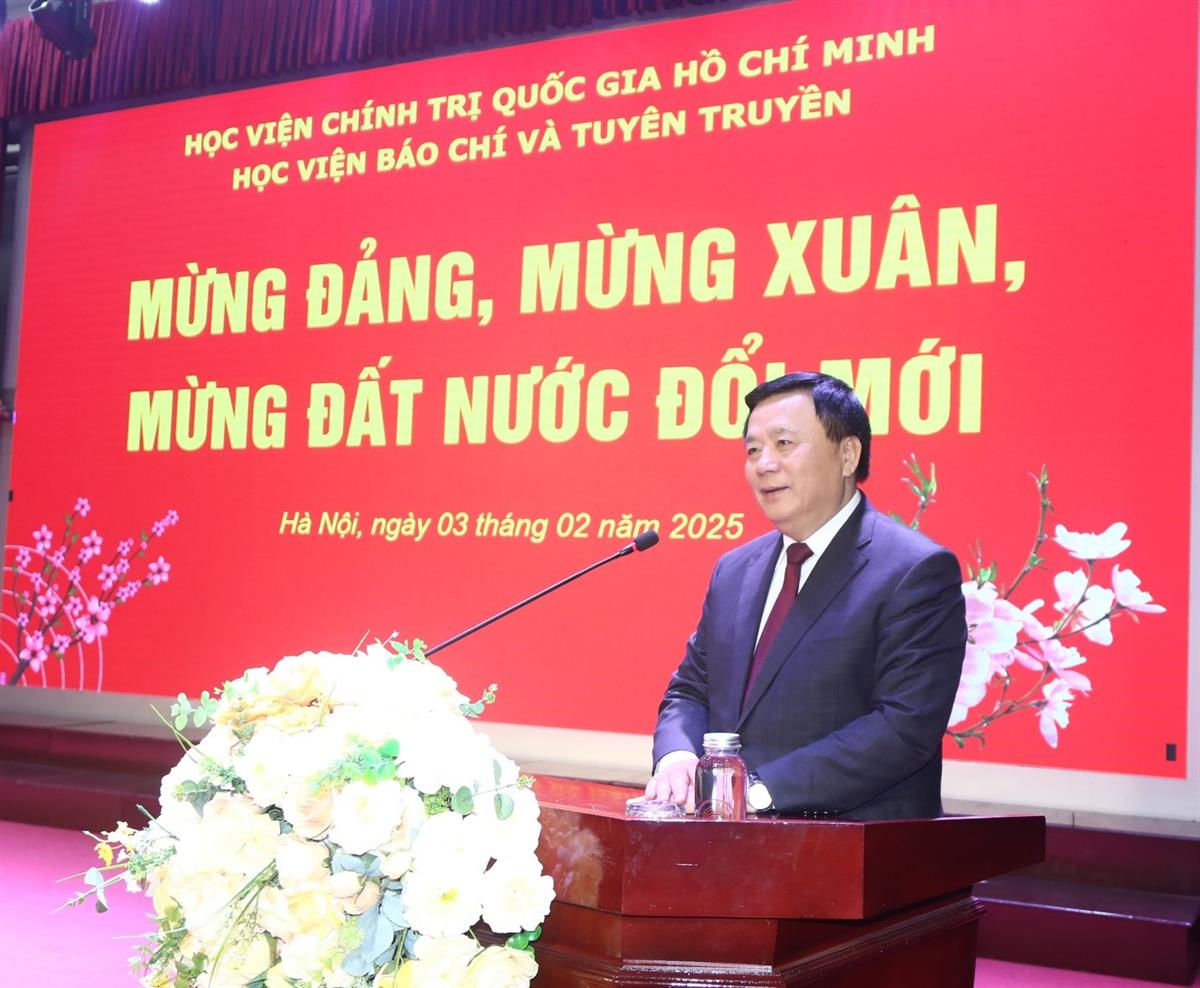 GS,TS. Nguyễn Xuân Thắng, Ủy viên Bộ Chính trị, Giám đốc Học viện Chính trị quốc gia Hồ Chí Minh, Chủ tịch Hội đồng Lý luận Trung ương đến thăm và chúc mừng Học viện nhân dịp đầu Xuân Ất Tỵ 2025