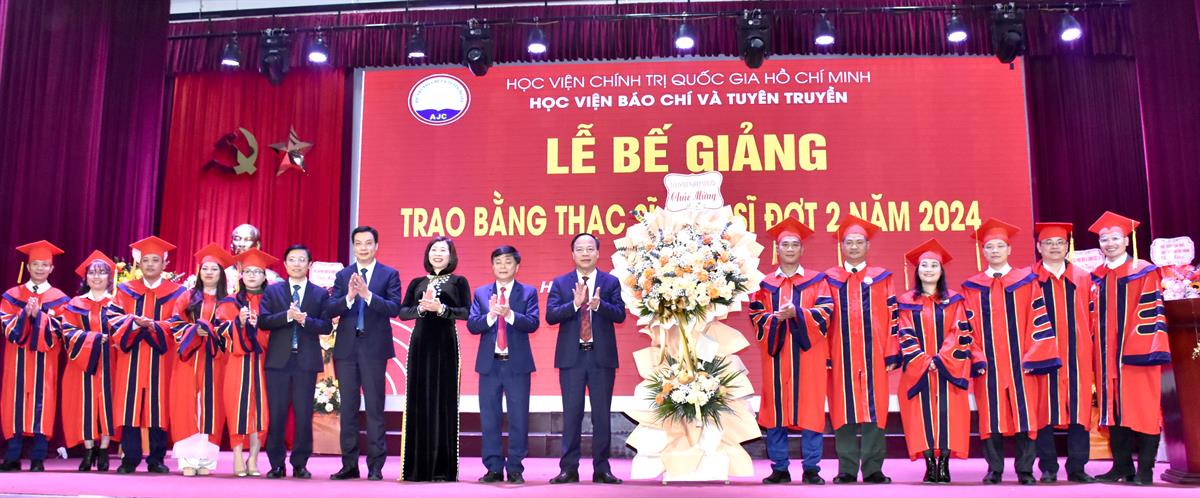 Lễ Bế giảng và trao bằng Thạc sĩ, Tiến sĩ đợt 2 năm 2024